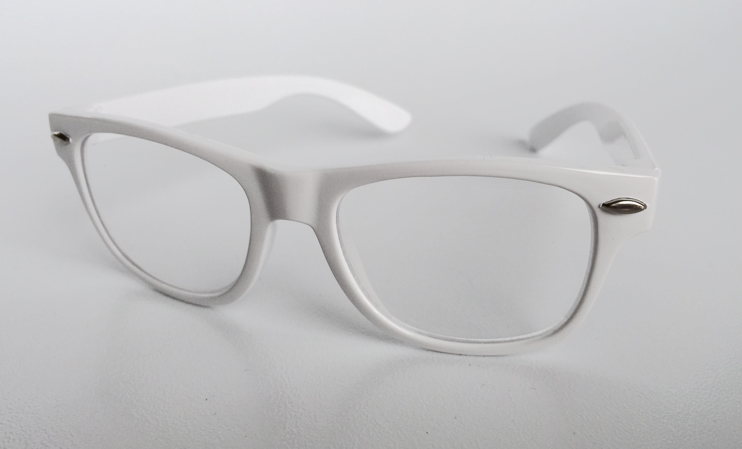 Weisse Wayfarer-Sonnenbrille mit Klargläsern (ohne Korrektur)
