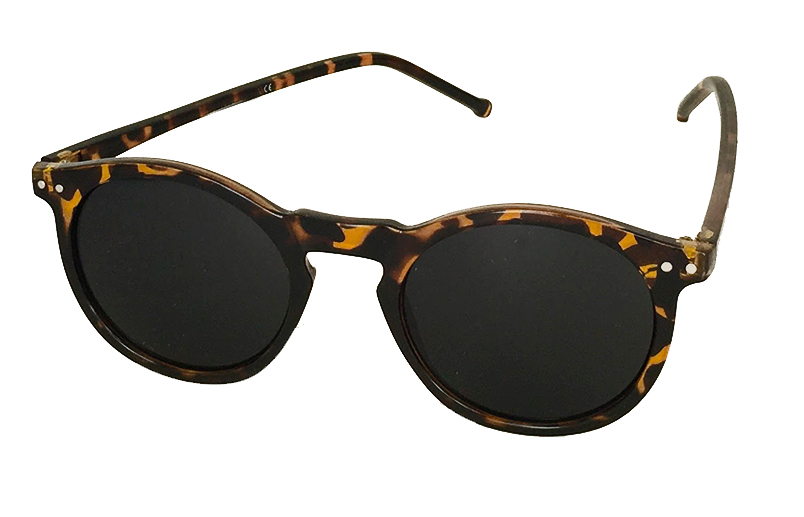 Runde schildkröten-braune Sonnenbrille mit dunklen Gläsern