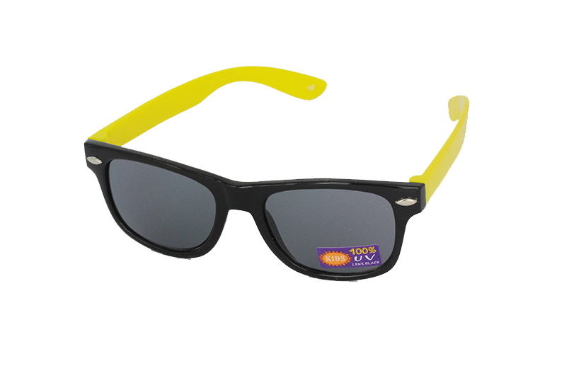 Schwarze Kindersonnenbrille mit gelben Bügeln