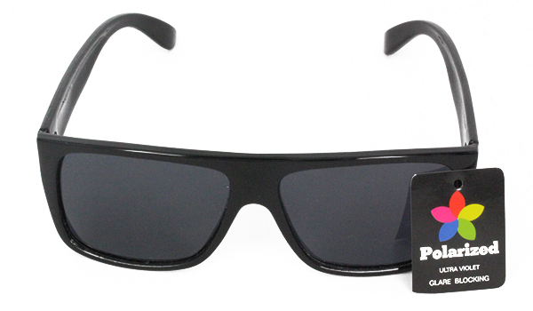 Schwarze polarisierte Sonnenbrille in kantigem Design. 