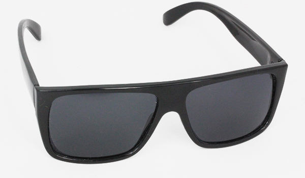 Schwarze polarisierte Sonnenbrille in kantigem Design.  - sunlooper.de - billede 2