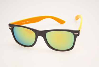 Mattschwarze Wayfarer mit orangenen Bügeln